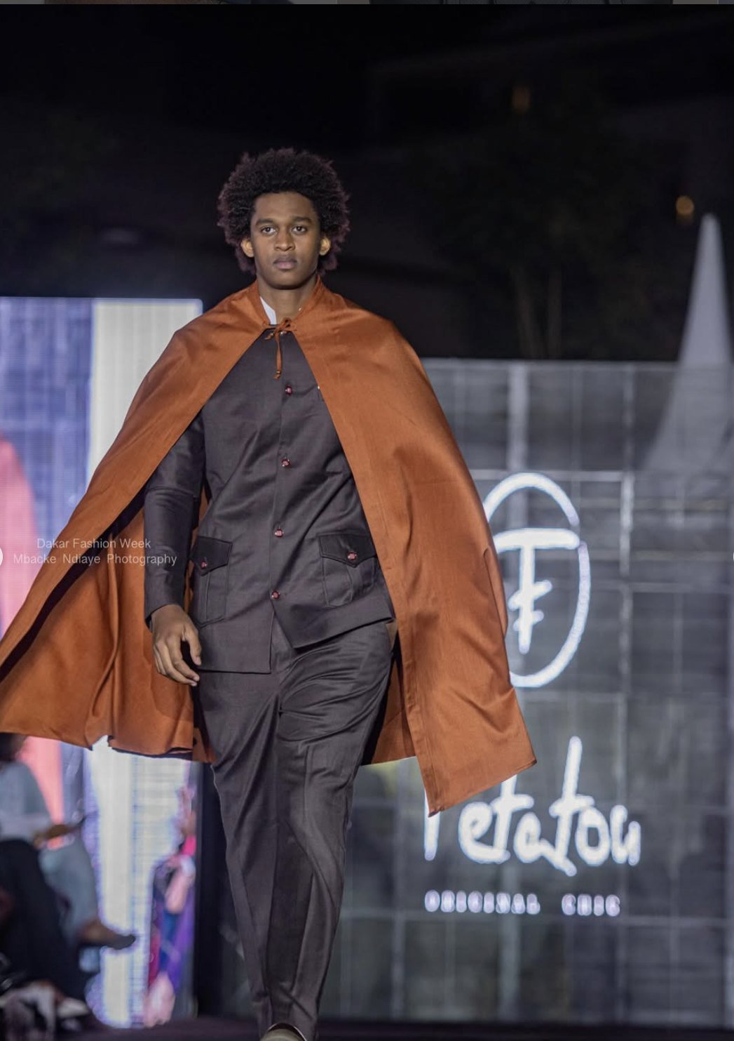 Défilé Tétatou — cape masculine terracotta