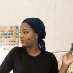Fatou Gueye dans l'atelier Tétatou, mur de fils