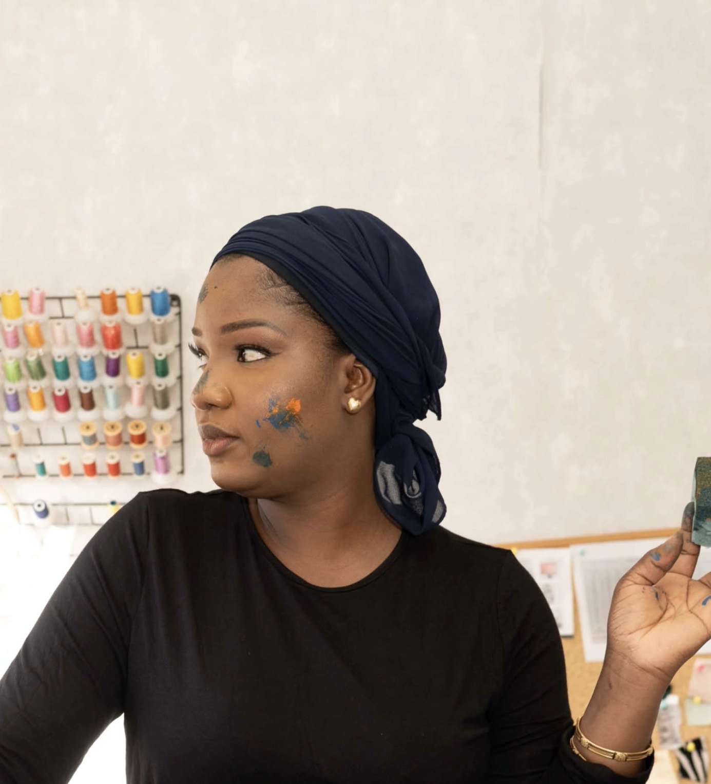 Fatou Gueye dans l’atelier Tétatou, à Dakar