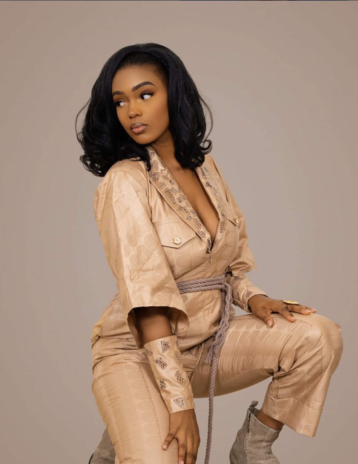 Look Tétatou — ensemble beige en satin